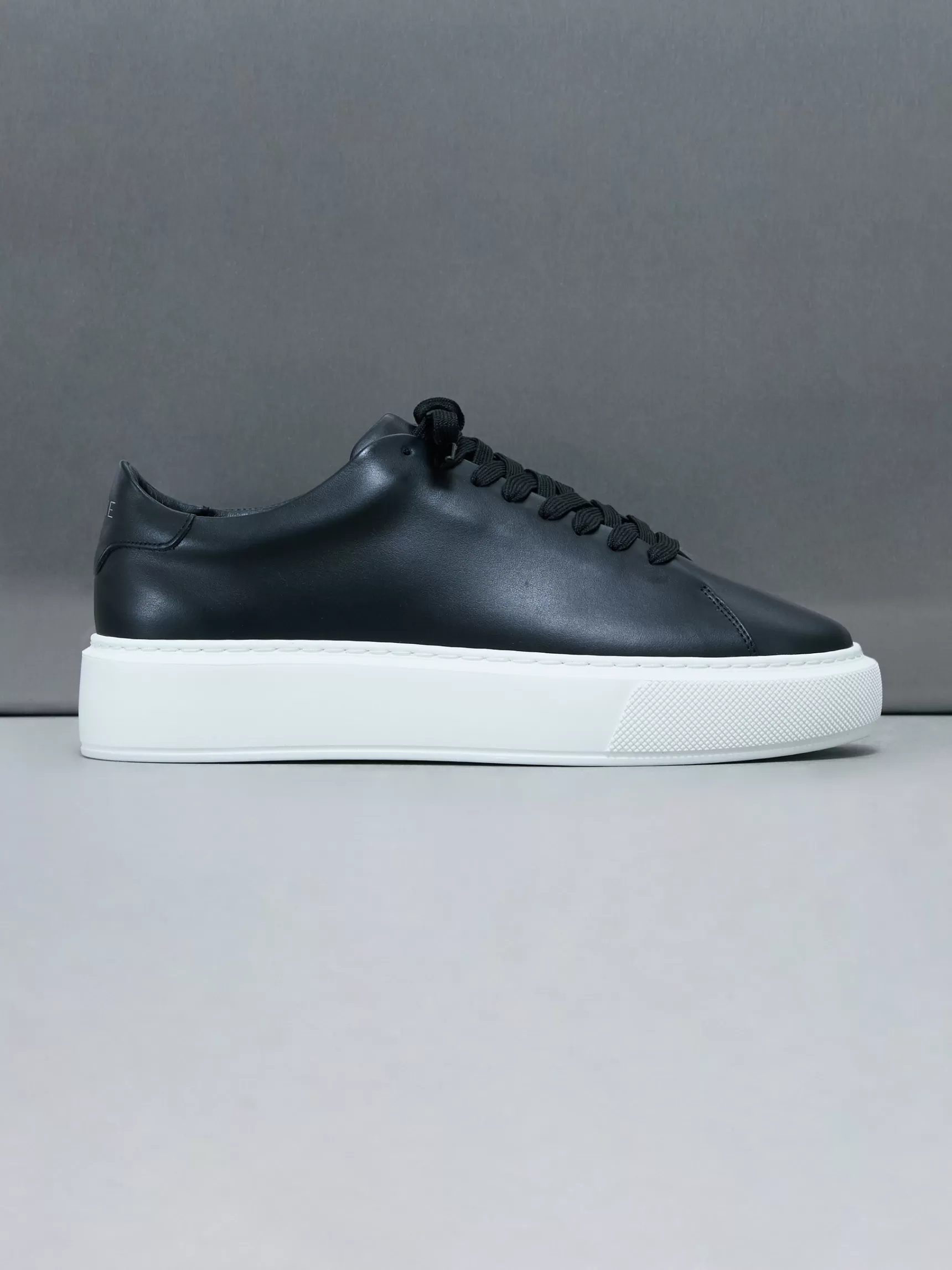 Store ARNE Basic Essential Leather Trainer - Black