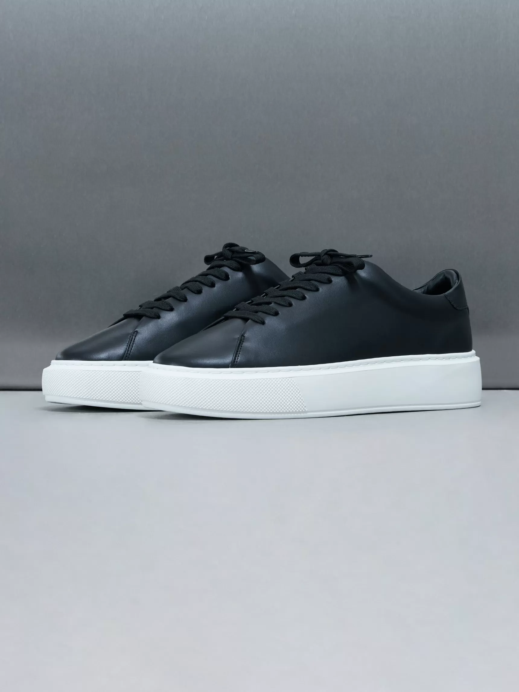 Store ARNE Basic Essential Leather Trainer - Black