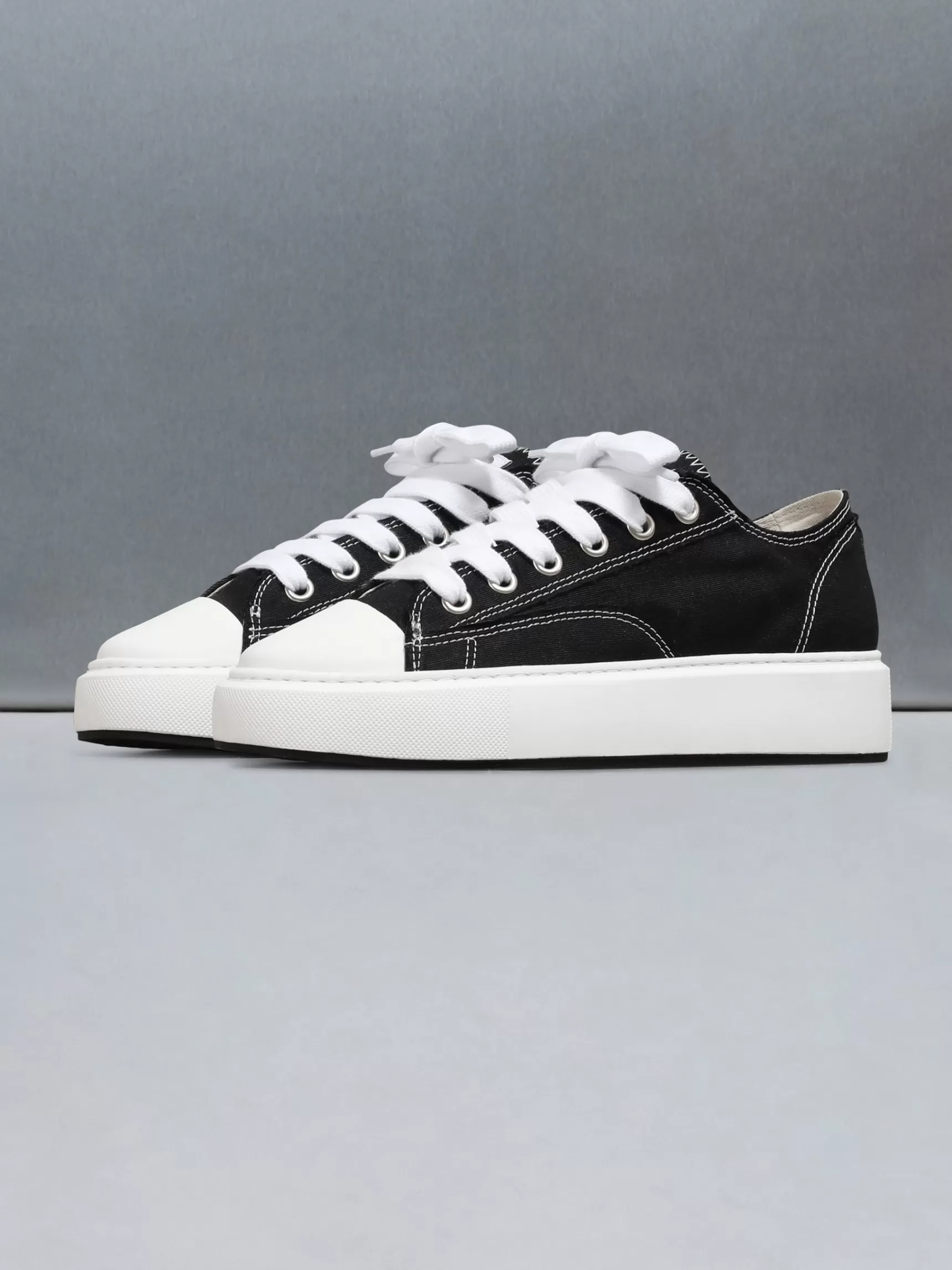 Shop ARNE Homerun - Black White BlackWhite